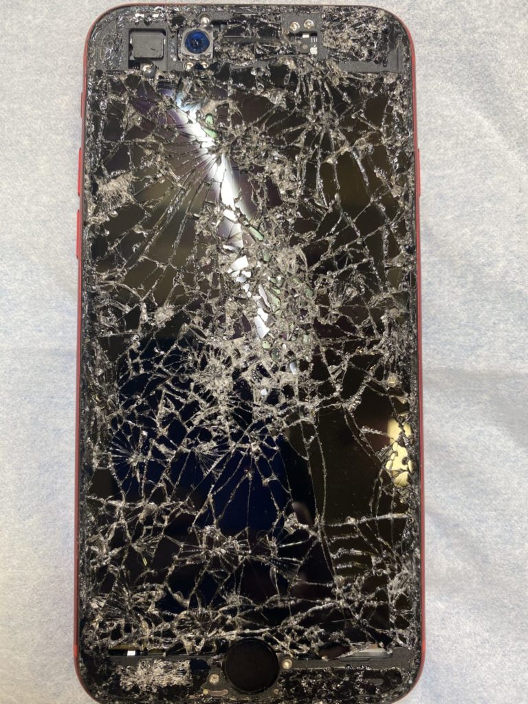 車に轢かれたiPhoneSE2です。